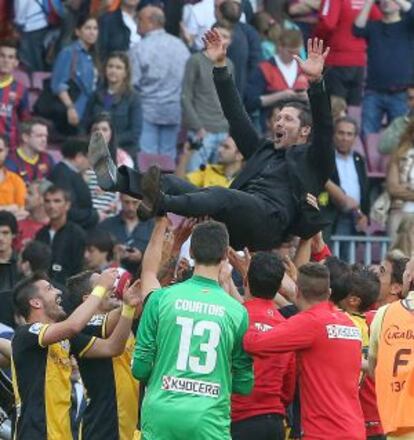 Los jugadores del Atlético mantean a Simeone.