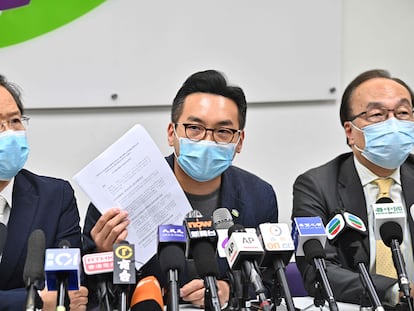 Uno de los aspirantes electorales descalificados, el diputado Alvin Yeung, muestra la notificación que invalida su candidatura.