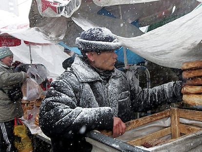Un hombre distribuye pan entre los comerciantes de un mercado de Bishkek.