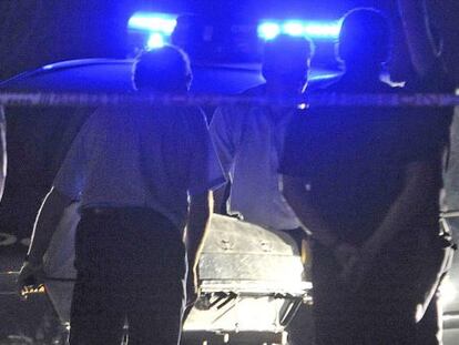 Los servicios funerarios trasladan el cadáver de la abogada.