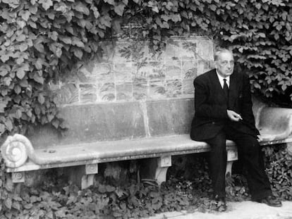 El escritor Giuseppe Tomasi di Lampedusa, en los jardines de su casa en Palermo en 1956.