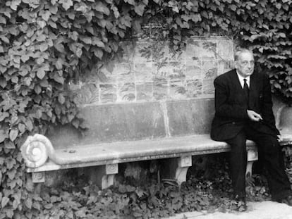 El escritor Giuseppe Tomasi di Lampedusa, en los jardines de su casa en Palermo en 1956.