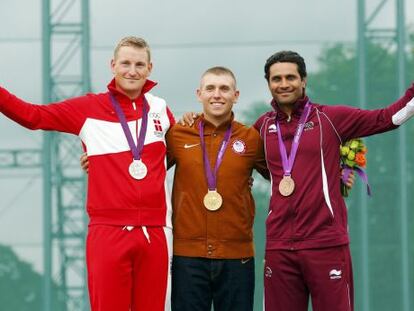 Hancock, al centro, Golding y Al-Attiyah con sus medallas