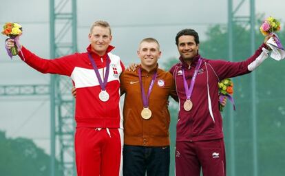 Hancock, al centro, Golding y Al-Attiyah con sus medallas