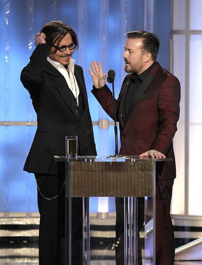 Johnny Depp fue uno de los grandes objetivos de los dardos de Ricky Gervais en 2010, pero en 2011 mostró sentido del humor y se atrevió a compartir escenario con él.