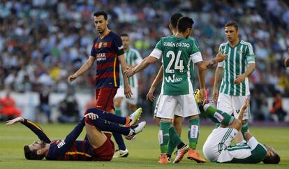 Piqué al terra amb Cejudo del Betis, durant el partit.