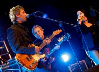 Ariel Rot, Claudio Gabis y Mavi Díaz, durante el concierto.