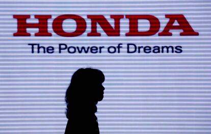 Una mujer pasa por delante del cartel de la firma japonesa Honda.