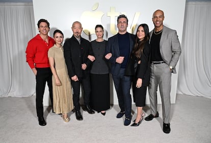 El elenco de 'Vicios ocultos': James Marsden, Aimee Carrero, Hoon Lee, Amanda Peet, Jon Hamm, Olivia Munn y Mark Tallman, en la presentación anual de contenidos de Apple TV en Santa Mónica, California, el 3 de febrero de 2026.