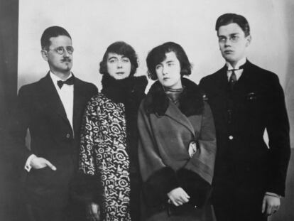 James Joyce con su familia en París, en 1924. De izquierda a derecha: Joyce, su pareja y futura esposa, Nora Barnacle y sus hijos Lucia y Giorgio.