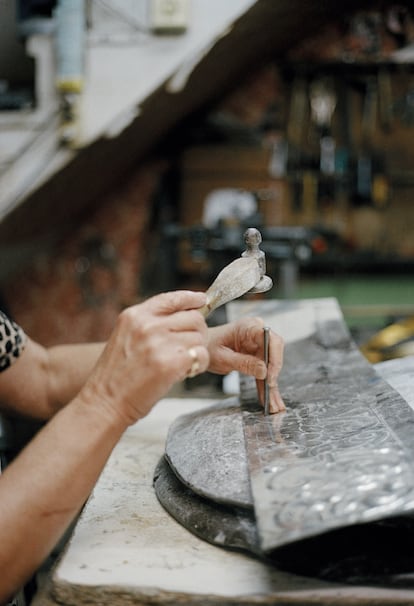 En Hijos de F. Potenciano, el trabajo sobre la hojalata y el latón se lleva a cabo sobre una pieza de pez que sirve para dar forma al metal con el martillo y el cincel. 