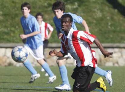 Ralph N'Dongo, durante un partido del cadete A del Athletic frente al Antiguoko en Lezama.