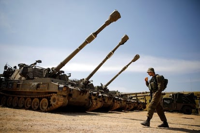 Un soldado israelí camina al lado de una fila de tanques en la frontera con Gaza, al sur de Israel.