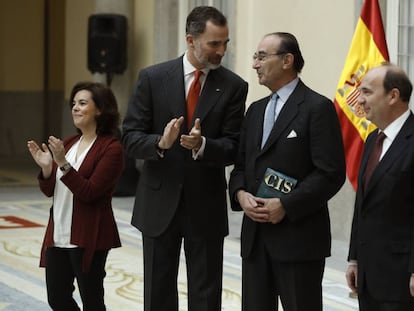 Soraya S&aacute;enz de Santamar&iacute;a, el Rey, Emilio Lamo de Espinosa y Crist&oacute;bal Torres.