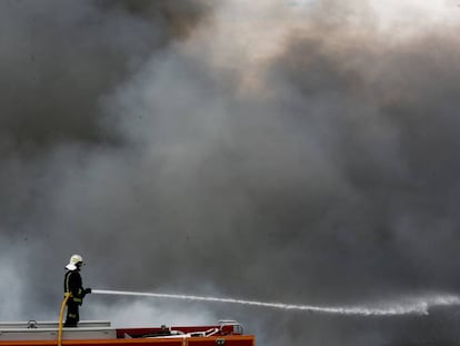 Tareas de extinción del incendio de neumáticos ayer en Seseña.