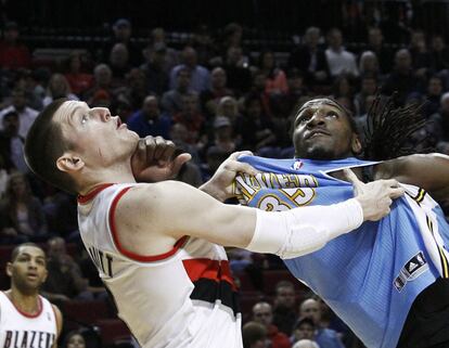 Luke Babbitt y Kenneth Faried luchan por coger la posición de rebote.