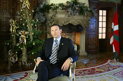 El <i>lehendakari,</i> Juan José Ibarretxe, durante su mensaje de Nochevieja.