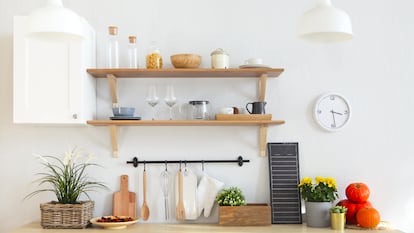 Artículo de EL PAÍS Escaparate que describe varios botes de almacenaje para la cocina que evita el ruido visual.