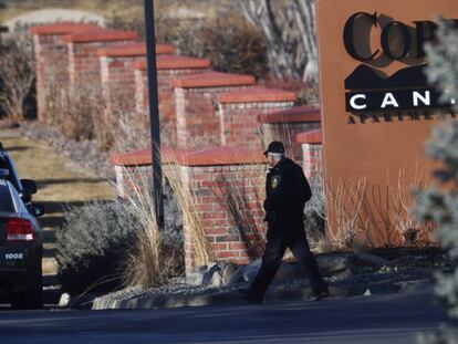 Un policía en el lugar del tiroteo a las afueras de Denver