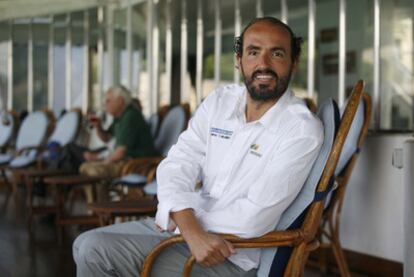 El nadador Jaime Caballero en la terraza del Club Naútico, ayer en San Sebastián.