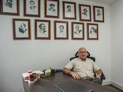 Julián Gallo, también conocido como Carlos Antonio Lozada, en su oficina como congresista de Colombia