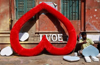 Un artesano pinta corazones en un taller antes del Día de San Valentín en Calcuta (India), el 8 de febrero de 2018.