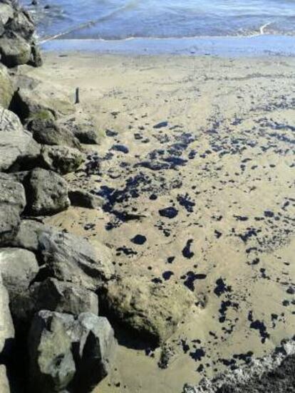 Manchas de carburante en la playa del Castillo, en San Bartolomé de Tirajana.