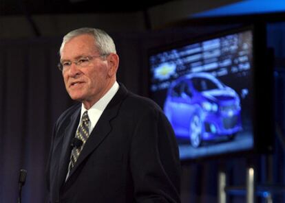 El presidente del Consejo de Administración de General Motors y consejero delegado de Ford, Ed Whitacre, durante la rueda de prensa que ha ofrecido en Detroit.