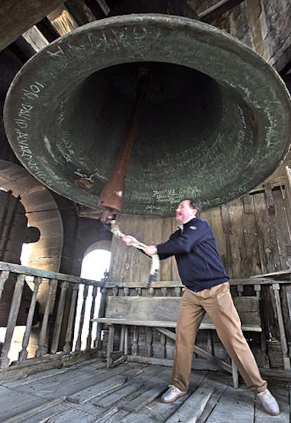 Un hombre tañe las campanas de la catedral de Pamplona tras la elección.