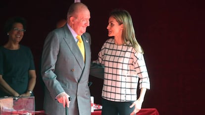 El Rey emérito saluda a la reina Letizia en una imagen de archivo.