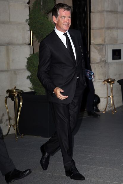 Pierce Brosnan, muy elegante, con traje oscuro.