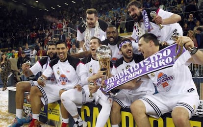 Los jugadores del Real Madrid posan con la Copa del Rey.