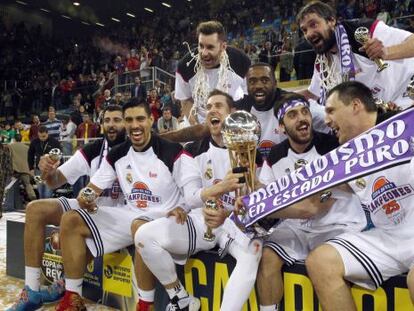 Los jugadores del Real Madrid posan con la Copa del Rey.