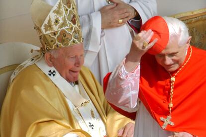 El cardenal alemán Joseph Ratzinger representa el <i>alter ego</i> de Juan Pablo II y su elección puede entenderse como un mensaje de continuidad. En la foto, el nuevo Pontífice tras felicitar al papa Juan Pablo II por su 83º cumpleaños.