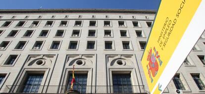 Fachada del Ministerio de Empleo y de Seguridad Social en Madrid.