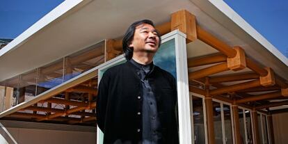 Shigeru Ban, retratado junto al pabellón que ha levantado en la sede madrileña del Instituto de Empresa.