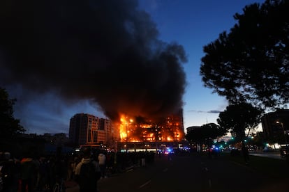 Vista general del edificio incendiado.


