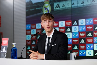 El defensa Dean Huijsen, durante su presentación como nuevo jugador del Real Madrid, este martes en la Ciudad Deportiva de Valdebebas.