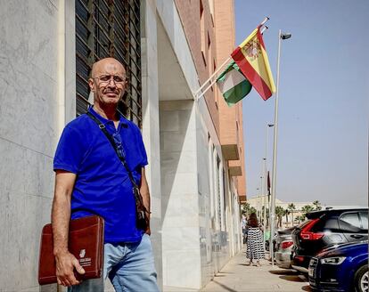 Abd Al Kareem Bouzefrane, el padre de Hakim, con una carpeta con documentos de su hijo y junto al Juzgado de Roquetas de Mar (Almería), el 4 de septiembre. /OKBA MOHAMMAD