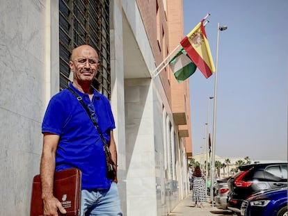 Abd Al Kareem Bouzefrane, el padre de Hakim, con una carpeta con documentos de su hijo y junto al Juzgado de Roquetas de Mar (Almería), el 4 de septiembre. /OKBA MOHAMMAD