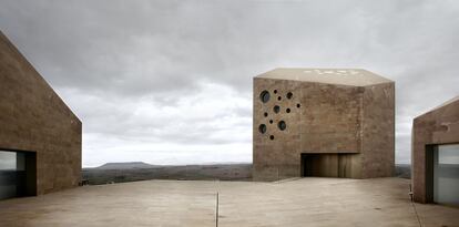 Otro propósito esencial: dotar de un nuevo espacio urbano a Roa, en forma de plaza elevada sobre la llanura castellana, que conecta los edificios antiguos y nuevos del renovado Consejo Regulador de la Ribera del Duero. Bajo la plaza, se distribuyen en tres plantas las diferentes dependencias, como un auditorio, almacenes y bodegas, oficinas y la esencial sala de catas.