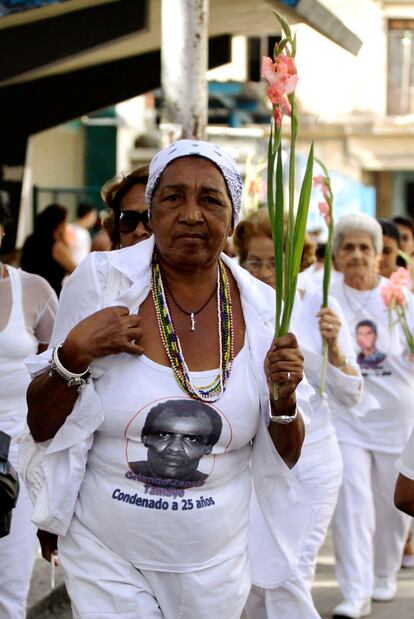 Reina Luisa Tamayo Danger, madre del disidente Orlando Zapata fallecido durante una huelga de hambre, participa en la marcha de las Damas de Blanco.