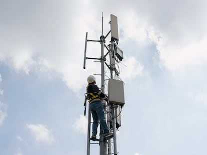Un trabajador instala una estación base de telecomunicaciones 5G.