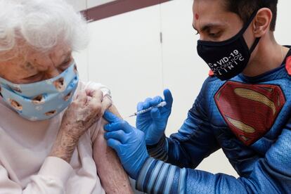 Una mujer recibe la vacuna. Entre los pacientes de Amin se encuentran jóvenes con afecciones y hasta una pareja con más de 80 años de casada.