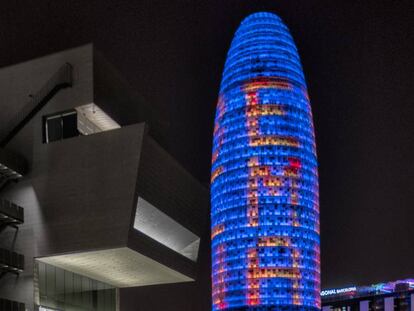 La Torre Glòries, il·luminada per ser la seu de l’Agència Europea del Medicament.