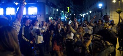 Ambiente en la Puerta del Sol de Madrid tras el fin del estado de alarma