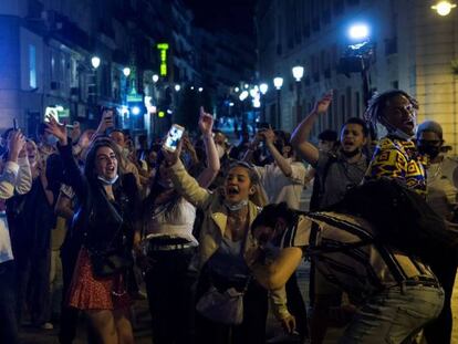 Ambiente en la Puerta del Sol de Madrid tras el fin del estado de alarma