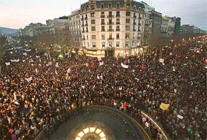 La protesta en Barcelona desbordó todos los pronósticos. El Ayuntamiento cifró la participación en 1.300.000 personas, mientras que la Plataforma Paremos la Guerra elevó la cifra a 1.500.000. Las cifras oficiales aseguraron, sin embargo, que la marcha había sido secundada por 350.000 personas.