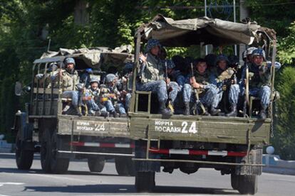 Fuerzas especiales del Ejército de Uzbekistán patrullan hoy las calles de Andiyán.