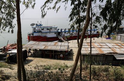  En febrero, el barco-hospital atracó en Char Bohail, una isla fluvial que desapareció bajo las aguas a finales de 1970 y volvió a emerger 16 años después. Hoy, parece relativamente estable, pese a que cada año las inundaciones en el monzón causan estragos y en ella habitan entre 20.000 y 25.000 personas según el consejo de administración de la isla.
